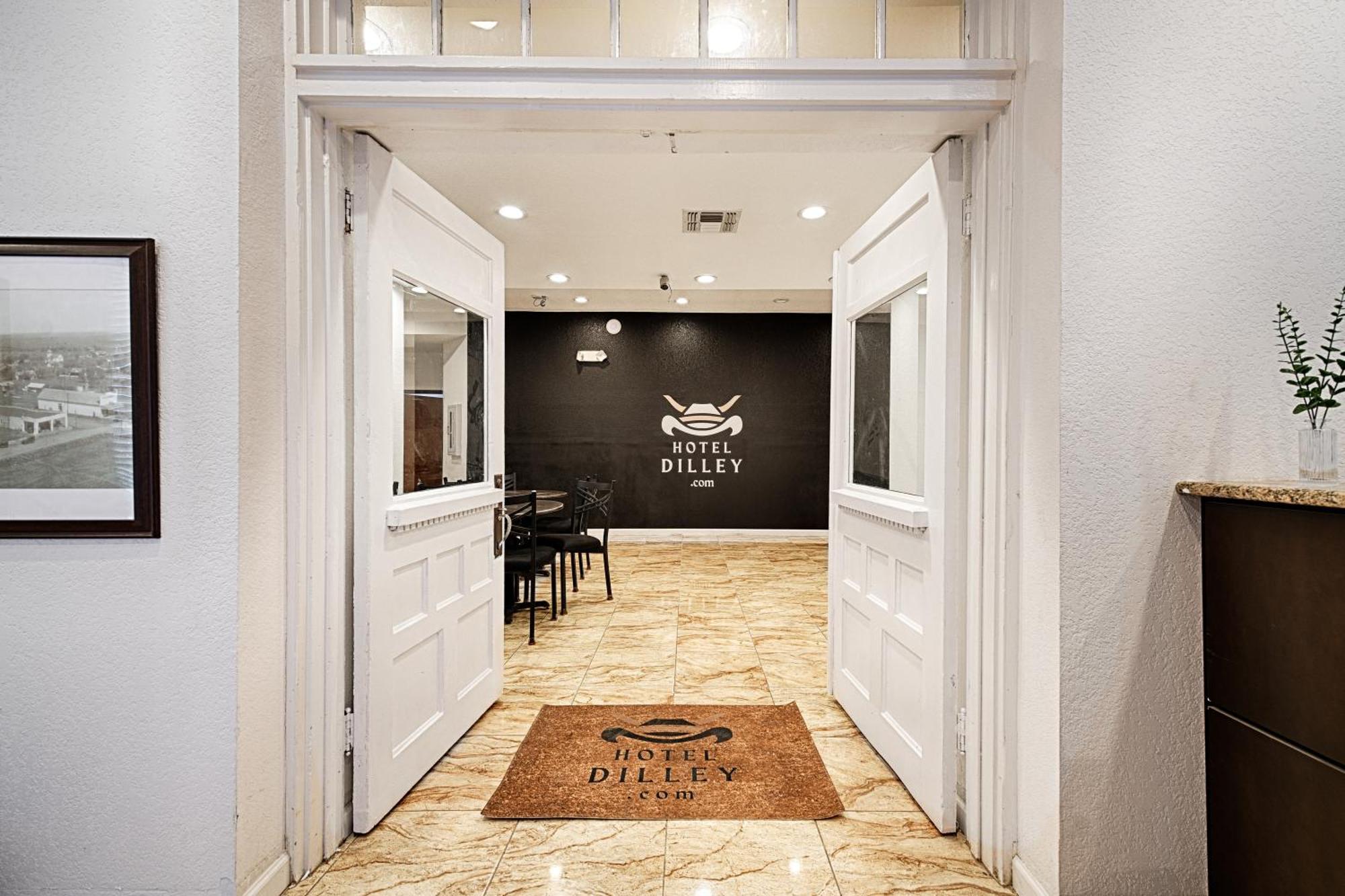 Hotel Dilley Grand ภายนอก รูปภาพ